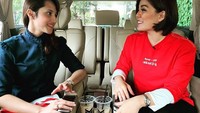 Ngopi santai sambil ngobrol bareng Merry Riana juga pernah dilakukan Tsamara. Kali ini ngobrolnya di dalam mobil sambil berkeliling Jakarta. Foto: instagram @tsamaradki