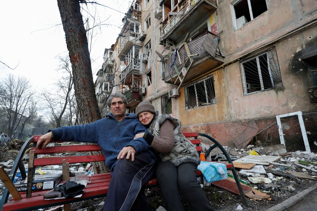 UKRAINE-CRISIS/MARIUPOL A local resident has his hair cut in a courtyard in the course of Ukraine-Russia conflict in the southern port city of Mariupol, Ukraine April 18, 2022. REUTERS/Alexander Ermochenko
