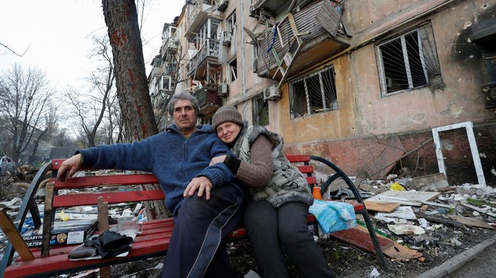 A local resident has his hair cut in a courtyard in the course of Ukraine-Russia conflict in the southern port city of Mariupol, Ukraine April 18, 2022. REUTERS/Alexander Ermochenko