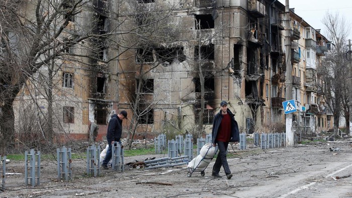 A local resident has his hair cut in a courtyard in the course of Ukraine-Russia conflict in the southern port city of Mariupol, Ukraine April 18, 2022. REUTERS/Alexander Ermochenko