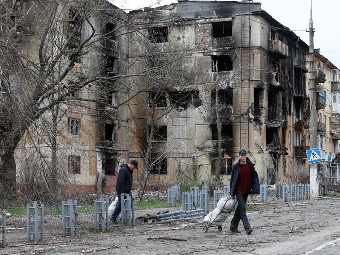 A local resident has his hair cut in a courtyard in the course of Ukraine-Russia conflict in the southern port city of Mariupol, Ukraine April 18, 2022. REUTERS/Alexander Ermochenko