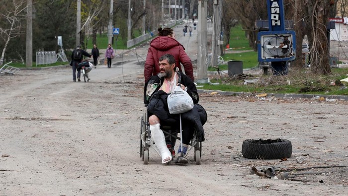 UKRAINE-CRISIS/MARIUPOL A local resident has his hair cut in a courtyard in the course of Ukraine-Russia conflict in the southern port city of Mariupol, Ukraine April 18, 2022. REUTERS/Alexander Ermochenko