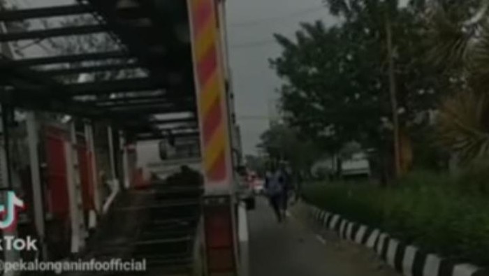 Video viral sopir truk dipalak anak jalanan berujung baku hantam di Pekalongan, Selasa (19/4/2022).
