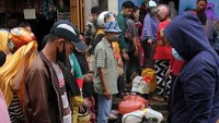 Warga setempat lebih memilih membeli minyak goreng curah seharga Rp 15.500 per kilogram meskipun harus mengantre serta menunjukkan Kartu Tanda Penduduk (KTP) daripada membeli minyak goreng kemasan yang harganya mahal.