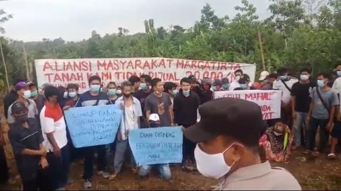 Warga Margatirta, Cimarga, Lebak, Banten unjuk rasa tolak lepas lahan mereka untuk tempat pengolahan sampah dan limbah B3.