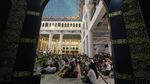 Warga Peringati Malam Nuzulul Quran di Masjid Al Akbar Surabaya