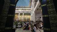 Umat Islam menghadiri peringatan malam Nuzulul Quran di Masjid Al Akbar Surabaya, Jawa Timur, Senin (18/4/2022).  