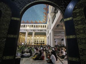 Warga Peringati Malam Nuzulul Quran di Masjid Al Akbar Surabaya