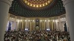 Warga Peringati Malam Nuzulul Quran di Masjid Al Akbar Surabaya