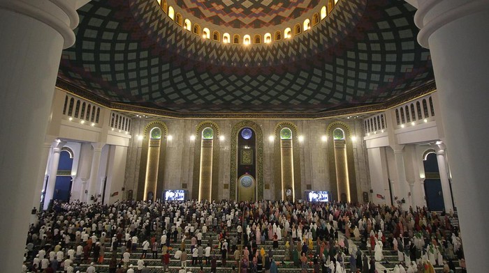 Warga Surabaya Peringati Malam Nuzulul Quran di Masjid Al Akbar Gubernur Jawa Timur Khofifah Indar Parawansa (kedua kiri) didampingi Wakil Gubernur Jawa Timur Emil Elestianto Dardak (Kedua kanan) berbincang dengan Pengasuh Pondok Pesantren Ora Aji Gus Miftah (kiri) saat menghadiri peringatan malam Nuzulul Quran di Masjid Al Akbar Surabaya, Jawa Timur, Senin (18/4/2022). ANTARA FOTO/Moch Asim/rwa.