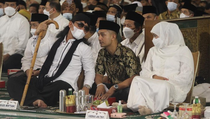 Warga Surabaya Peringati Malam Nuzulul Quran di Masjid Al Akbar Gubernur Jawa Timur Khofifah Indar Parawansa (kedua kiri) didampingi Wakil Gubernur Jawa Timur Emil Elestianto Dardak (Kedua kanan) berbincang dengan Pengasuh Pondok Pesantren Ora Aji Gus Miftah (kiri) saat menghadiri peringatan malam Nuzulul Quran di Masjid Al Akbar Surabaya, Jawa Timur, Senin (18/4/2022). ANTARA FOTO/Moch Asim/rwa.