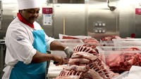 Setidaknya lebih dari 6,803 kg daging sapi diolah di dalam dapur ini untuk persediaan selama 7 hari. Ada daging sapi yang dicincang dan dipotong. Foto: Sophie Claire/Insider