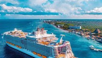 Kapal pesiar Symphony of the Seas dapat menampung lebih dari 9000 orang yang dilengkapi dengan 23 tempat makan, dan memproduksi 30 ribu makanan dan 1,850 pegawai yang bekerja di dapur selama 10-14 jam setiap harinya.  Foto: Sophie Claire/Insider