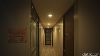 Hotel ini memiliki 12 kamar, setiap kamar dapat disewa dengan harga Rp 300 ribu per 4 jam. Aan memperkirakan dalam sehari hotel itu bisa penuh hingga tiga siklus.