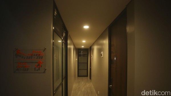 Hotel ini memiliki 12 kamar, setiap kamar dapat disewa dengan harga Rp 300 ribu per 4 jam. Aan memperkirakan dalam sehari hotel itu bisa penuh hingga tiga siklus. Hotel ini memiliki 12 kamar, setiap kamar dapat disewa dengan harga Rp 300 ribu per 4 jam. Aan memperkirakan dalam sehari hotel itu bisa penuh hingga tiga siklus.