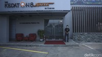 Pada mesin tersebut traveler diminta untuk melakukan registrasi dan pembayaran. Untuk registrasi, traveler harus menuliskan nama, nomor ponsel, dan nomor KTP/Paspor.