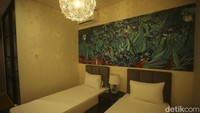 Setiap kamar dilengkapi twin bed, AC, kamar mandi dengan air panas, dan Smart TV.  