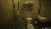 Selain itu di hotel ini juga terdapat 2 ruang meeting berkapasitas 8-15 orang. Ruangan itu dilengkapi dengan proyektor dan TV.