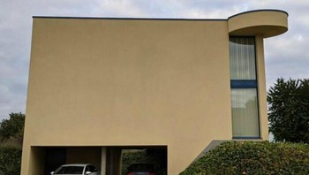 Rumah ini punya cup holder di atapnya. Buat apa ya?  