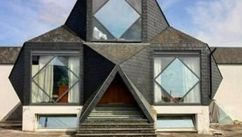 Jika rumah biasanya berbentuk persegi, pemilik rumah satu ini ingin beda sendiri.   
