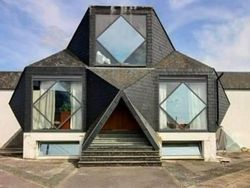 10 Desain Rumah Aneh yang Nggak Gitu-gitu Aja