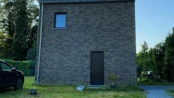 Aneh rumah ini cuma punya satu jendela. Dalemnya gelap nggak ya?  