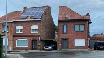 Membelah rumah cuma buat bikin garasi mobil. Hmm..  