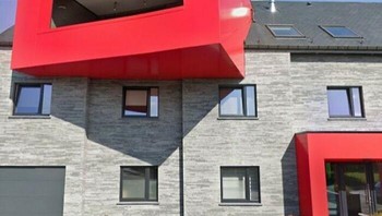 Desain rumah ini rasanya seperti kejatuhan benda asing.  