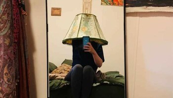 Pakai penutup lampu tidur biar tak terlihat. (dok. Boredpanda)