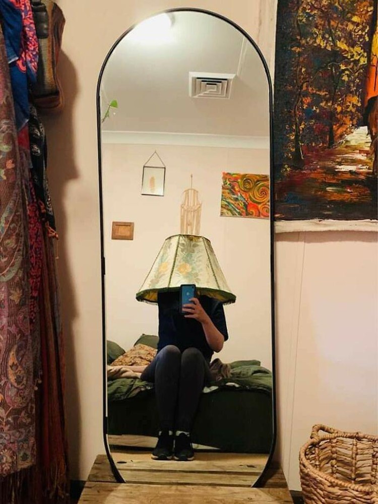 10 Potret Kocak Orang Saat Menjual Cermin, Bingung Ambil Fotonya