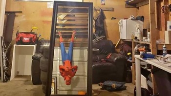 Nah lho, ini yang terbalik cerminnya atau spider-man-nya ya? (dok. Boredpanda)