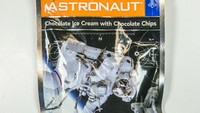Tahun 1970-an, makanan astronot sudah mulai lebih modern. NASA mengemasnya dengan metode pengeringan beku. Makanan ini berupa es krim cokelat dnegan chocolate chips. Foto: Bill OLeary/The Washington Post via Getty Images