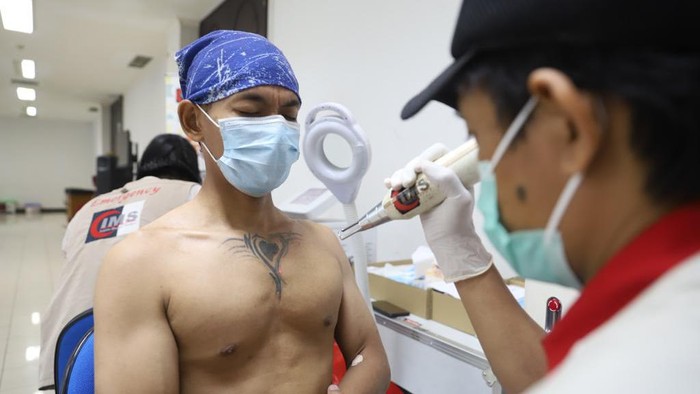 50 pria daftar hapus tato di kantor Walkot Jakut (Dok istimewa)