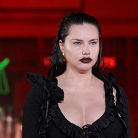 Terlihat perut model 40 tahun itu seperti berotot dengan pahatan yang tegas. Gayanya yang edgy ini juga kian maksimal dengan lipstick berwarna gelap dan rambut wet-look. (Foto: Getty Images via AFP/FRAZER HARRISON)