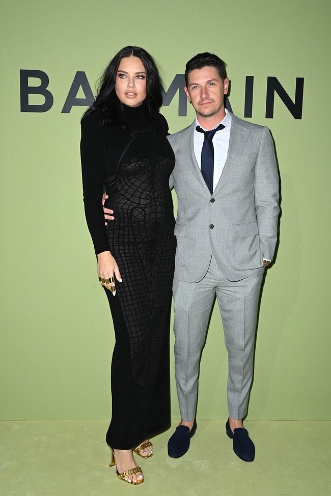 Adriana Lima resmi bercerai dari Marko pada 2016 setelah tujuh tahun bersama sebagai suami-istri. Adapun hubungannya dengan Andre baru bermula setahun lalu. Mereka mulai terlihat bersama sejak datang berduaan di Venice Film Festival pada September 2021. (Foto: Getty Images For Balmain/Pascal Le Segretain)