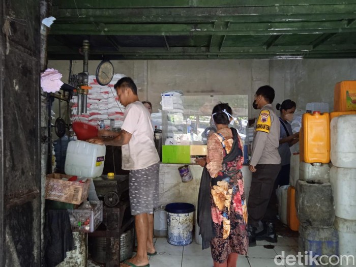 Agen penjual minyak goreng curah di Pasar Sunggingan, Boyolali, Rabu (20/4/2022).