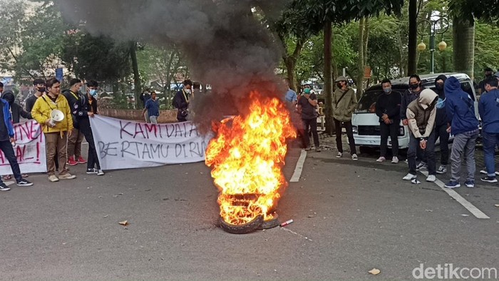 Aksi mahasiswa di DPRD Cimahi