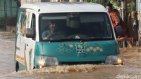 Tak hanya pemotor, ada pula pengendara mobil yang nekat menerobos banjir di kawasan tersebut.