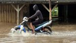 Nekat Terobos Banjir di Cikancung Bandung, Motor Pada Mogok