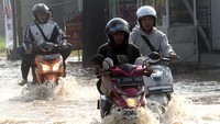 Sejumlah kendaraan mogok karena mesin kendaraannya terendam banjir. Sebagian besar kendaraan yang mogok adalah sepeda motor.