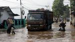 Nekat Terobos Banjir di Cikancung Bandung, Motor Pada Mogok
