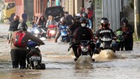 Sejumlah pengendara motor nekat menerobos banjir yang merendam kawasan Cikancung, Kabupaten Bandung, Rabu (20/4/2022).