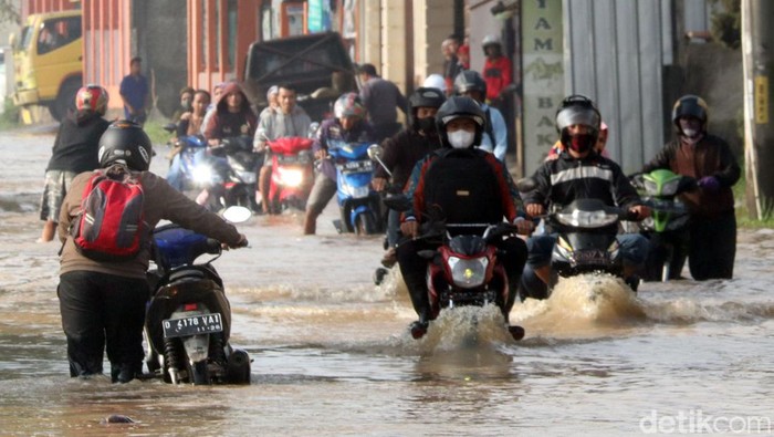 Banjir merendam kawasan Cikancung, Kabupaten Bandung. Tak sedikit pengendara yang nekat menerobos banjir demi beraktivitas meski ada yang berakhir mogok.