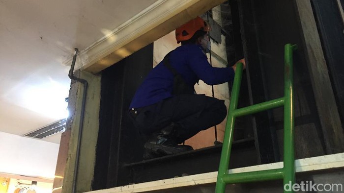 Aksi penyelamatan kucing di sela lift oleh petugas Damkar Kota Bandung.