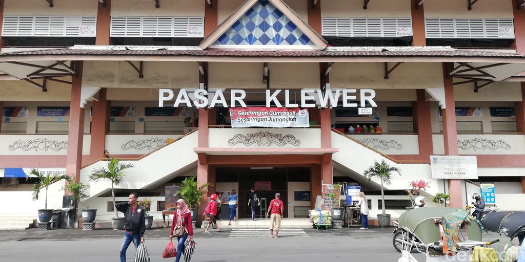 Aktivitas di Pasar Klewer menelang lebaran, Rabu (20/4/2022).