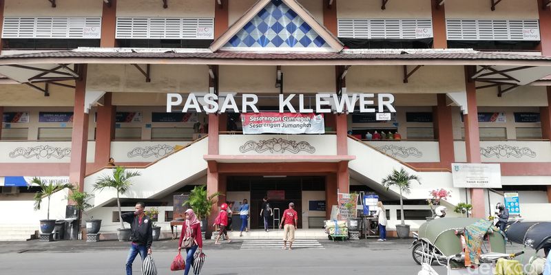 Aktivitas di Pasar Klewer menelang lebaran, Rabu (20/4/2022).