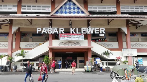 Aktivitas di Pasar Klewer menelang lebaran, Rabu (20/4/2022).