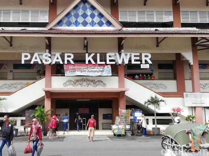 Aktivitas di Pasar Klewer menelang lebaran, Rabu (20/4/2022).
