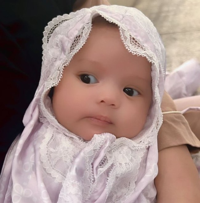 Walaupun sempat menolak, namun pada akhirnya baby Ameena pun pasrah dipakaikan hijab oleh kedua orangtuanya. Penampilan baby Ameena saat mengenakan hijab pun berhasil mencuri atensi netizen. Foto: Instagram