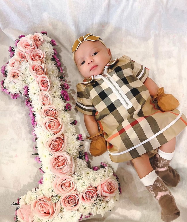 Ameena Nur Atta lahir pada 2 Februari 2022. Kini usianya sudah 1 bulan lebih. Sejak lahir anak Auurel Hermansyah dan Atta Halilintar itu memang sudah mencuri sorotan karena wajahnya yang cantik dan pipi tembamnya yang menggemaskan. Foto: Instagram